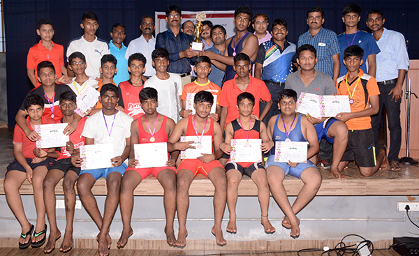 ಜಿಲ್ಲಾ ಮಟ್ಟದ ಕುಸ್ತಿ ಪಂದ್ಯಾಟ: ಆಳ್ವಾಸ್ ಪ್ರೌಢಶಾಲೆಗೆ ಪ್ರಶಸ್ತಿ